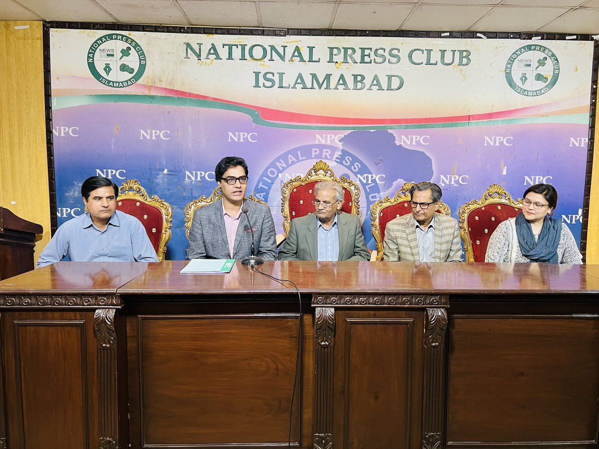 pakuspress's tweet photo. 2/2 Information Secretary PAPA Saqib Ul Islam, @SaqibIslam, who is visiting Islamabad form Washington, & President National Press Club Shakeel Anjum signed the MOU. Local journalists & elected body of National Press Club graced the event at NPC headquarters. #PAPA2020 #NPC #MOU https://t.co/OSxFoORGZh