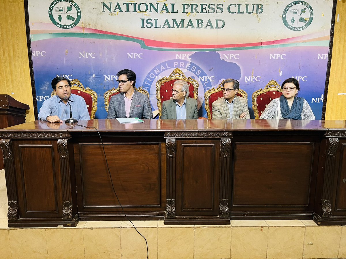 pakuspress's tweet photo. 2/2 Information Secretary PAPA Saqib Ul Islam, @SaqibIslam, who is visiting Islamabad form Washington, & President National Press Club Shakeel Anjum signed the MOU. Local journalists & elected body of National Press Club graced the event at NPC headquarters. #PAPA2020 #NPC #MOU https://t.co/OSxFoORGZh