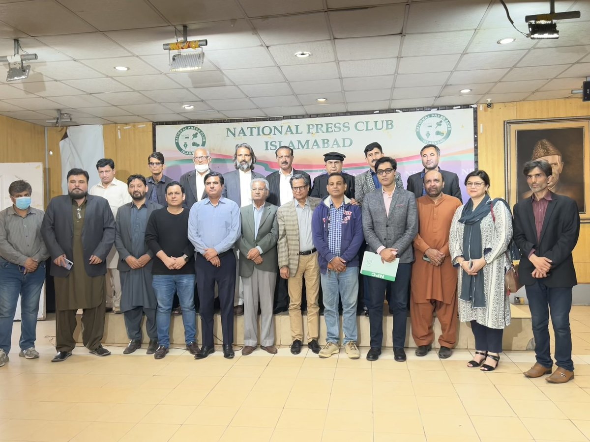 pakuspress's tweet photo. 2/2 Information Secretary PAPA Saqib Ul Islam, @SaqibIslam, who is visiting Islamabad form Washington, & President National Press Club Shakeel Anjum signed the MOU. Local journalists & elected body of National Press Club graced the event at NPC headquarters. #PAPA2020 #NPC #MOU https://t.co/OSxFoORGZh