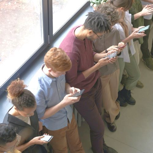 Reden 2/5 voor gebruik zakelijke mobiele apps:
Tijdens het wachten, voor snelle workflowtaken, zoals goedkeuren van onkostendeclaraties, verlofaanvragen en nieuwsartikelen en bieden van online hulp.
Herkenbaar? Zie iconcept.nl/solutions/news…
#digitalisering #mobiletools #hybridwork