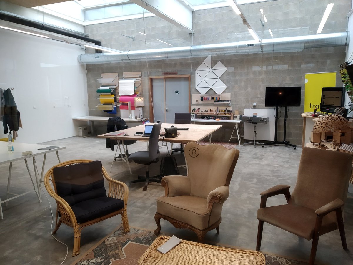 BlueLab44's tweet photo. Une belle matinée de visite au @TRAKKNamur avec la délégation @investnantesSN un lieu piloté par plusieurs entités qui regroupe à la fois un magnifique #fablab #coworking et #incubateur sur 3000m2 🤩🛠️ https://t.co/BBHR6wL2xm