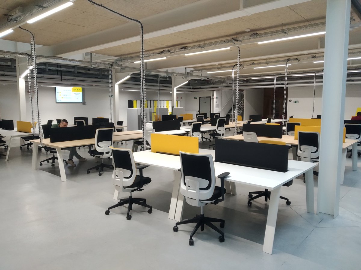 BlueLab44's tweet photo. Une belle matinée de visite au @TRAKKNamur avec la délégation @investnantesSN un lieu piloté par plusieurs entités qui regroupe à la fois un magnifique #fablab #coworking et #incubateur sur 3000m2 🤩🛠️ https://t.co/BBHR6wL2xm