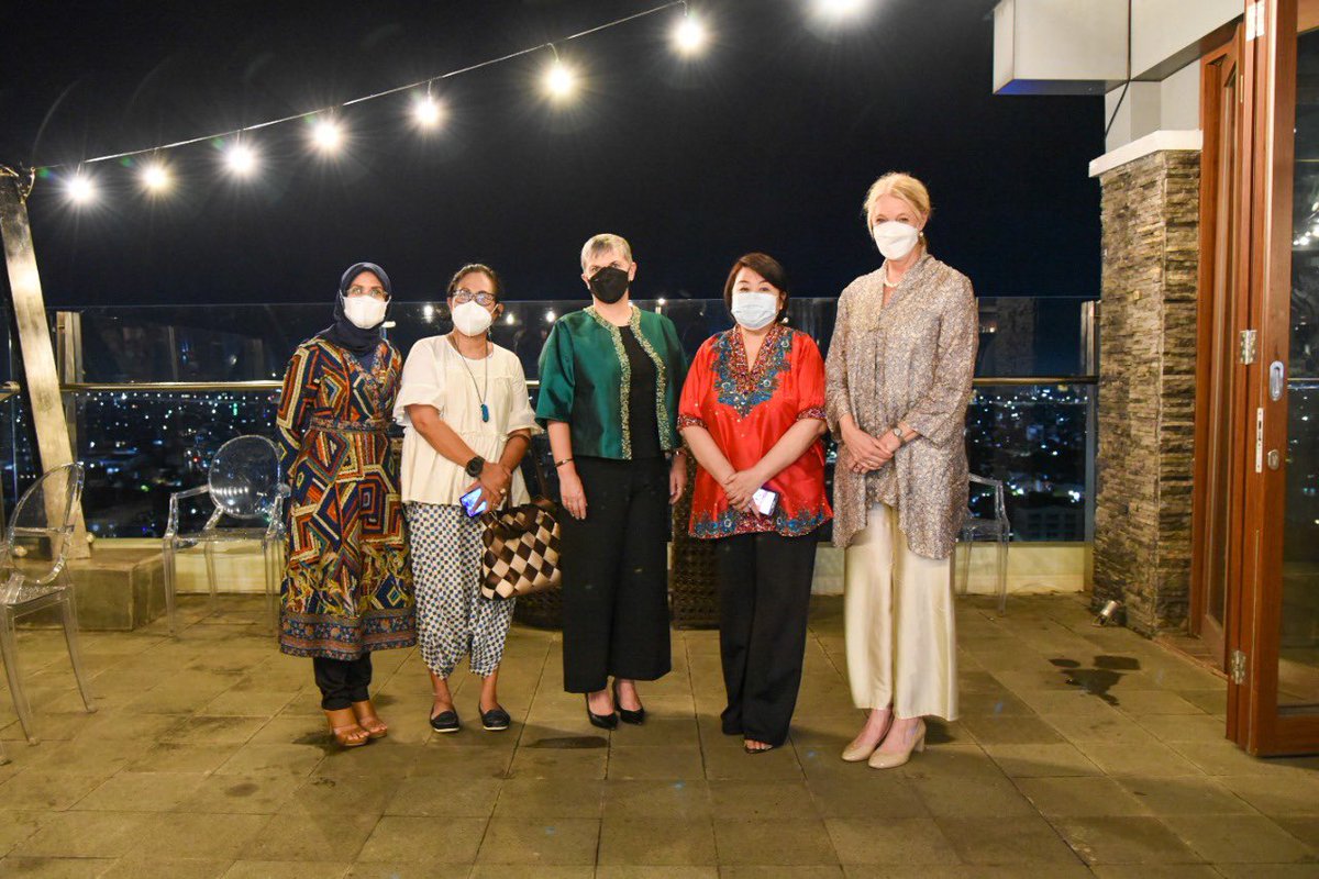 KonJenMakassar's tweet photo. Lovely to end @DubesAustralia’s visit to #Makassar over dinner with the Makassar Women Leaders Forum, founded by @AustraliaAwards alumni in 2018. Proud of #FPPM's advocacy for women’s empowerment and interfaith dialogue, both central to the 🇦🇺🇮🇩Comprehensive Strategic Partnership https://t.co/6n9RvTTKY7