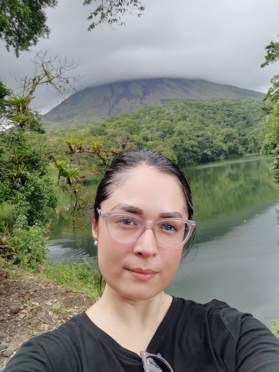jhidalgocr's tweet photo. @alanxelmundo Aquí con el volcán de fondo #volcanarenal https://t.co/iFDJzFkJpO