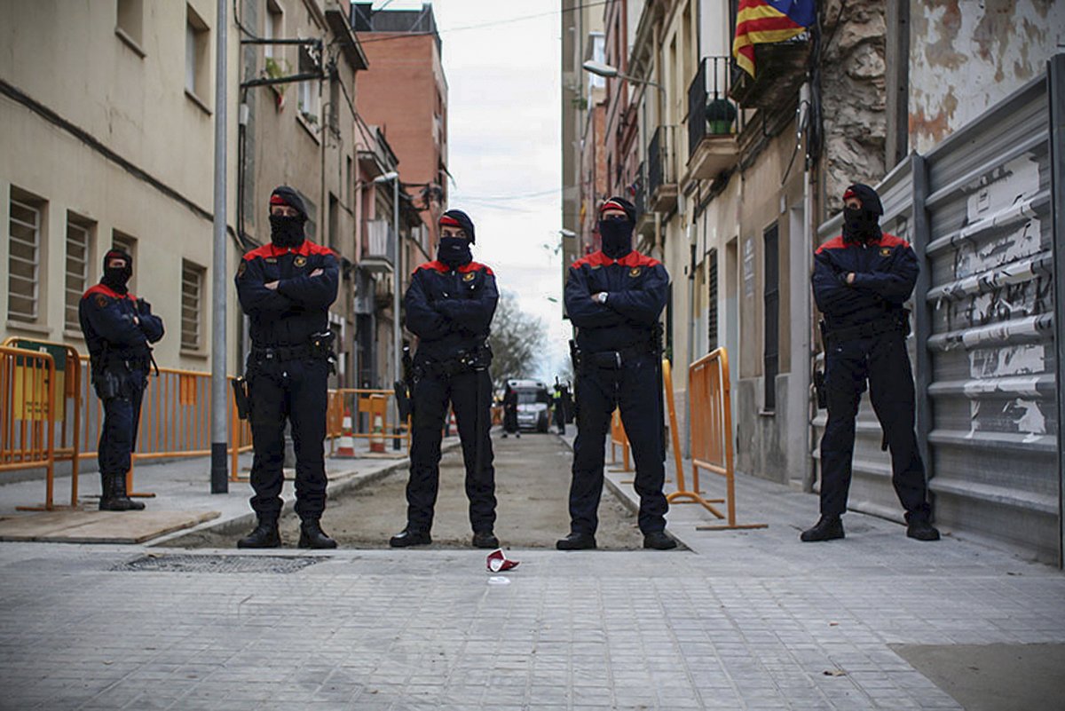 La_Directa's tweet photo. #INVESTIGACIÓ | Un dels #mossos que acusa els 9 de #Lledoners és el caporal implicat en l'agressió racista al Bages https://t.co/5xgSTl5oQH Ho explica @dvdbou https://t.co/D2nMK1NNrP