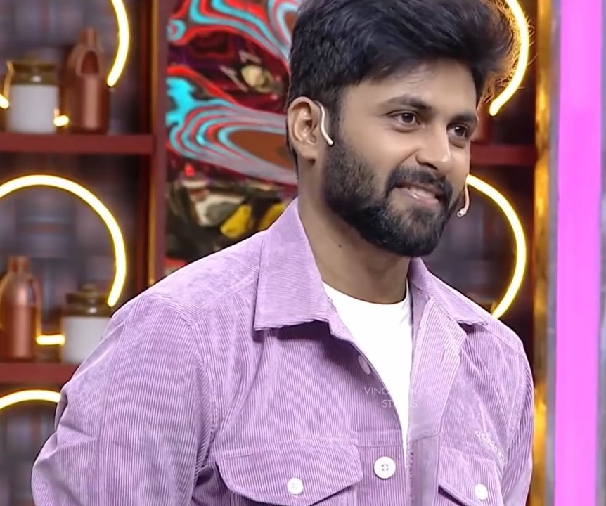 Poonkothai71's tweet photo. Her pain reflects in his eyes.
He danced wth Sunitha,bc all r insist.If he tried 2 avoid it,it may luk awkward.But whn she expressed her feelings towards it, he can't help it other than jst stand.But his eyes did it's job. Conveyed his thoughts clearly 4 t world 2 see.
#ashaangi https://t.co/kFwUOxtou2