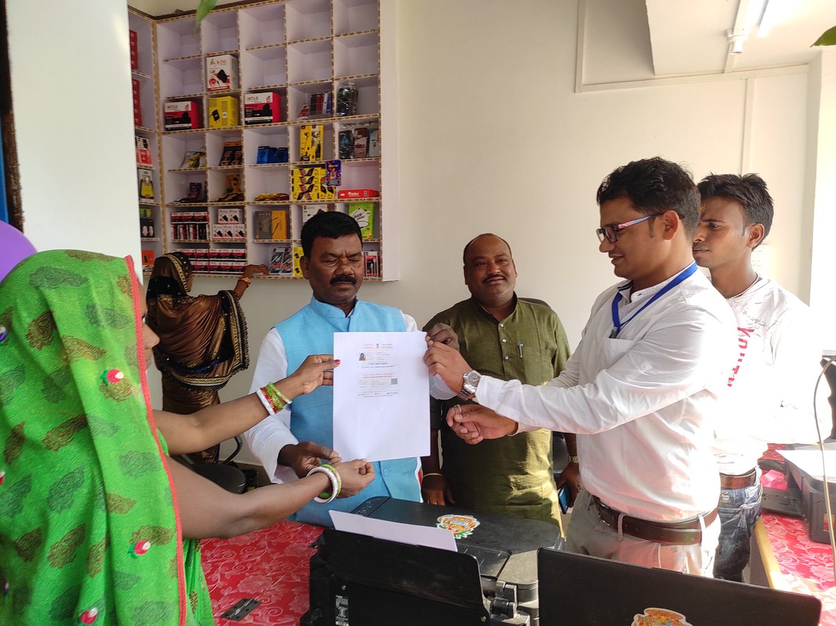 RKGUPTA_ARARIA's tweet photo. आज सीएससी सेन्टर का उद्घाटन अररिया के रानीगंज प्रखंड पंचायत मिर्जापुर में हुआ। उद्धघाटन माननीय विधायक श्री अचमित ऋषिदेव व सीएससी जिला प्रबधक व समन्वयक के द्वारा हुआ।
 माननीय विधायक के द्वारा ई-श्रम/लैबर कार्ड का वितरण किया गाय।
@dintya15 @CSCegov_ @ArariaCsc @santoshkrtiwari https://t.co/l1oOKOy7Ze