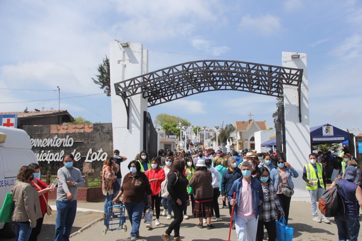 El pasado fin de semana se conmemoró el día de Todos Los Santos donde vecinos y vecinas visitaron el cementerio de Lota, el Alcalde Patricio Marchant se hizo presente liderando a los equipos de funcionarios que estuvieron en el campo santo para prestar servicios a la comunidad.