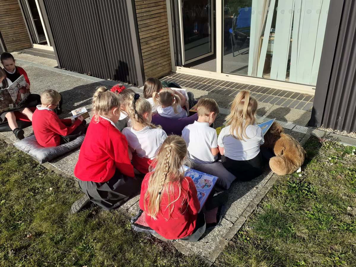 Oaklands_Sch_CC's tweet photo. Enjoying a lovely read in the sun.
#Term2Begins! https://t.co/ay1h2aSeH9