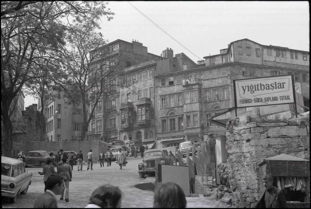SALT_Online's tweet photo. Ressam Eleonora Arhelaou'nun (1937-2021) 5 binden fazla İstanbul fotoğrafını içeren arşivi SALT Araştırma'da erişime açıldı. İncelemek için: https://t.co/1TKvOB5Xw6

Şahkapısı Sokak, Galata, 1970’ler https://t.co/AQ6lambEnZ