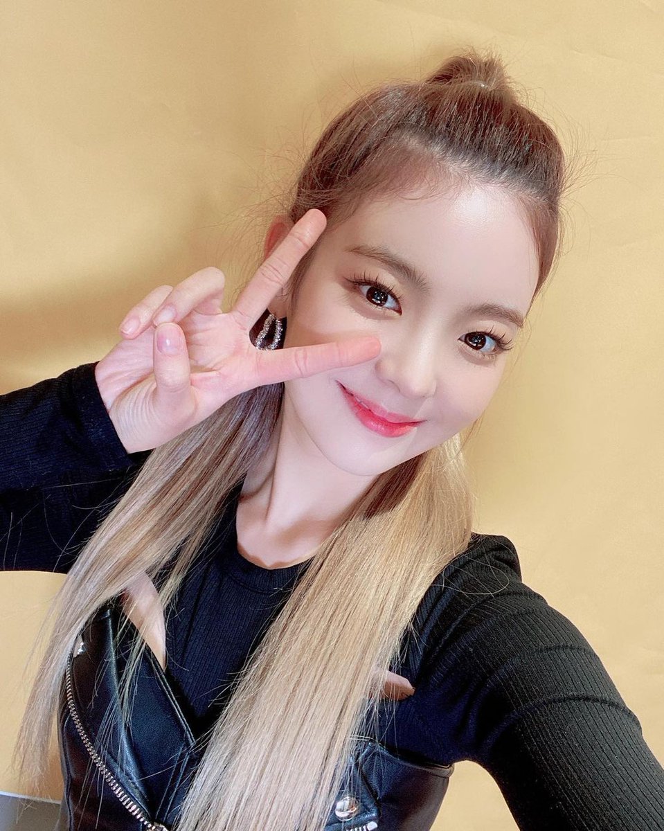 itzyxIia's tweet photo. @selfolrps Halo kak! Salam kenal dari Lia cantik.
Aku memang orangnya pendiem, tapi kalo udah kenal was wes wos segala diomongin. Yang pasti aku bisa membuat hari hari kakak lebih berwarna di sampingku 🥰 https://t.co/WaTMas1VrS