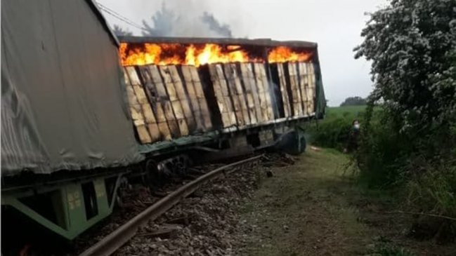 Cooperativa's tweet photo. En pleno estado de excepción: Tren de carga sufrió ataque incendiario en Victoria #CooperativaContigo https://t.co/MYsgHik0CU https://t.co/DZPE06T3Rl