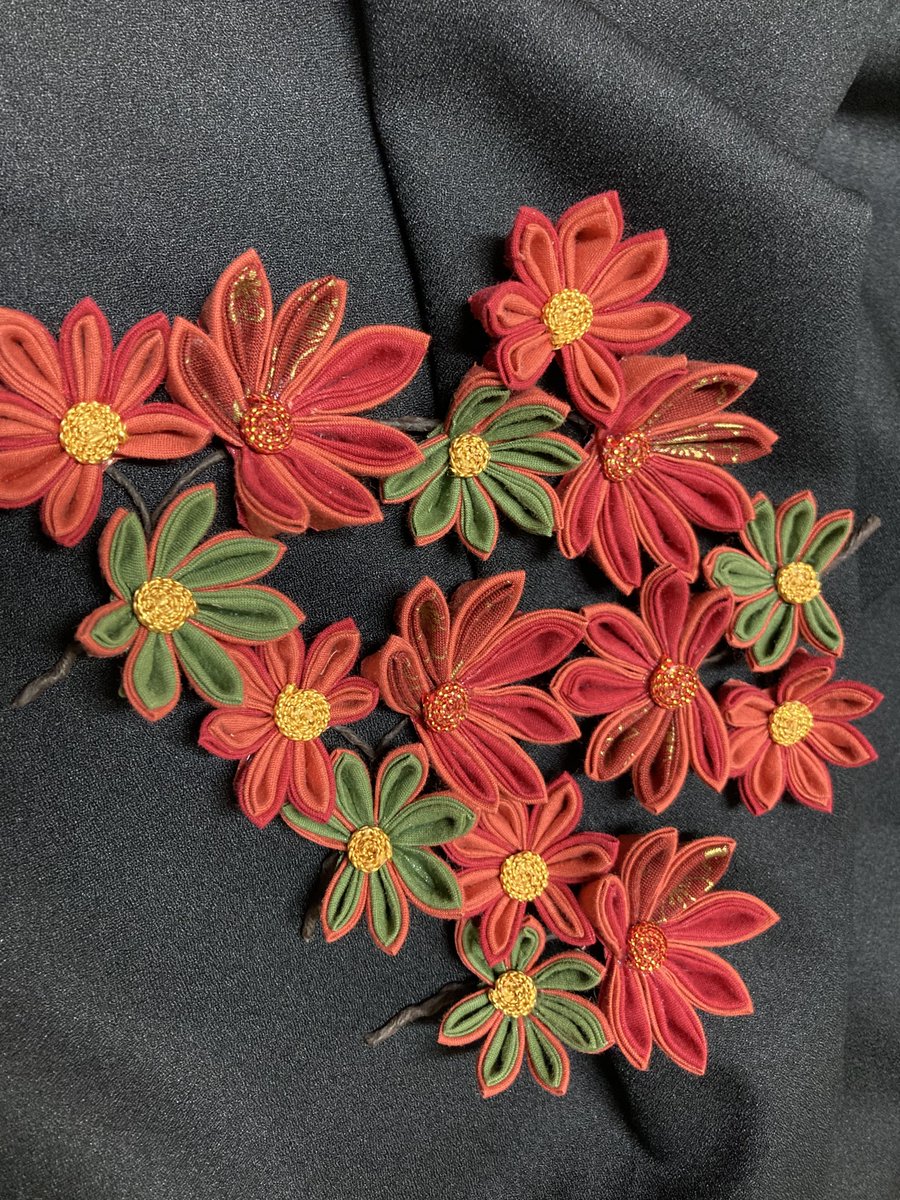 utility_cuore's tweet photo. 「山の紅葉が綺麗だったから少し持ってきちゃったぞ………花瓶はどこだったか」 https://t.co/xiEqjaXEuc