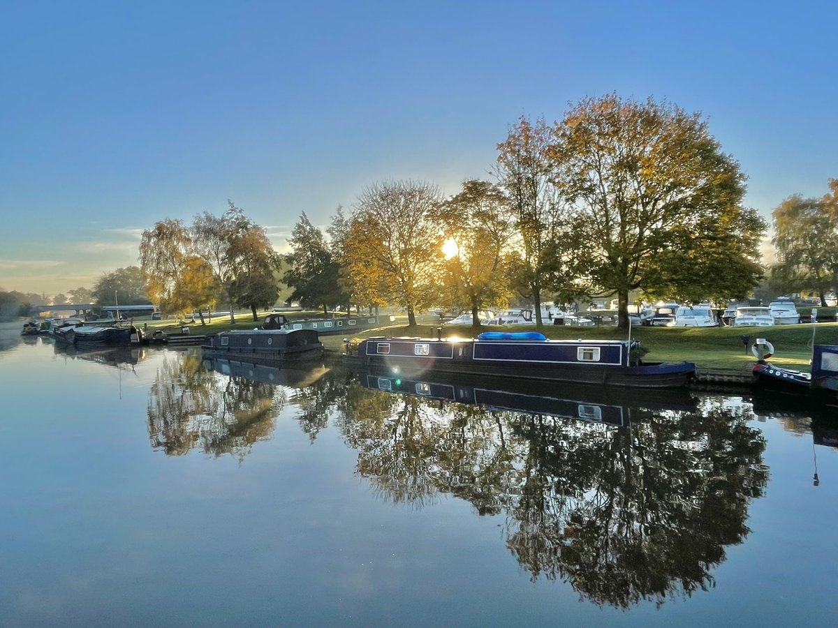 VeronicaJoPo's tweet photo. One of those truly beautiful cold and misty sunrises today 🧡🥰🧡
Ely, Cambridgeshire 
#sunrise #ElyRiverside #thefens
@StormHour @ChrisPage90 @WeatherAisling @SpottedInEly @BabylonArtsEly https://t.co/Q9gNnVxo7g
