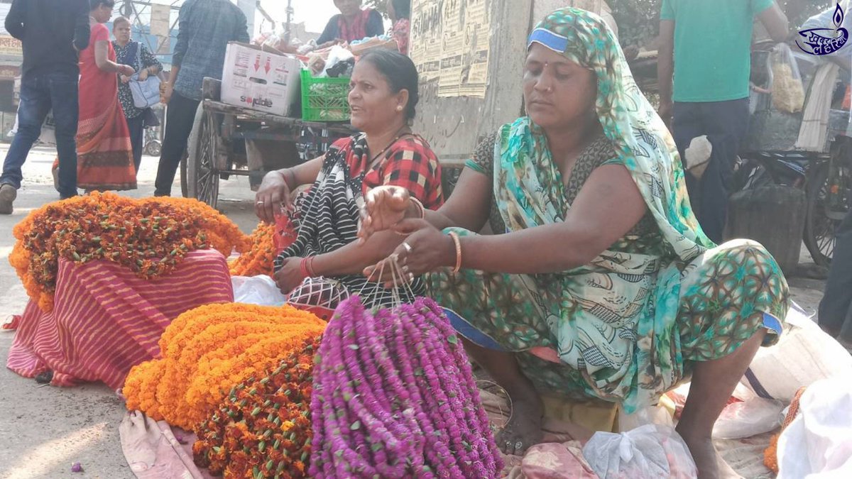 KhabarLahariya's tweet photo. Festive Cheer: Glimpses of Diwali ki raunak from Bundelakhand!
#khabarlahariya #diwali #diwali2021 #dhanteras #dhanteras2021 #festivalvibes #festjvecheer #festival #vibes #festivaloflights #lights #festivalsofindia #ruralindia #ruraljournalism #reports #localcoverage #local https://t.co/x2JtGUTr36