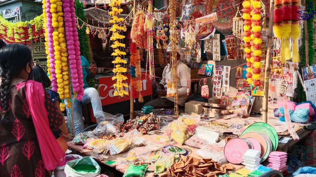 KhabarLahariya's tweet photo. Festive Cheer: Glimpses of Diwali ki raunak from Bundelakhand!
#khabarlahariya #diwali #diwali2021 #dhanteras #dhanteras2021 #festivalvibes #festjvecheer #festival #vibes #festivaloflights #lights #festivalsofindia #ruralindia #ruraljournalism #reports #localcoverage #local https://t.co/x2JtGUTr36