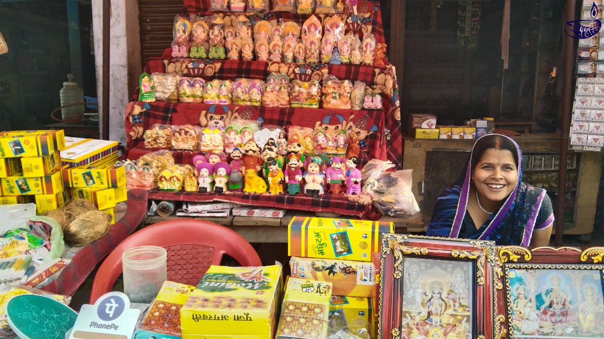 KhabarLahariya's tweet photo. Festive Cheer: Glimpses of Diwali ki raunak from Bundelakhand!
#khabarlahariya #diwali #diwali2021 #dhanteras #dhanteras2021 #festivalvibes #festjvecheer #festival #vibes #festivaloflights #lights #festivalsofindia #ruralindia #ruraljournalism #reports #localcoverage #local https://t.co/x2JtGUTr36
