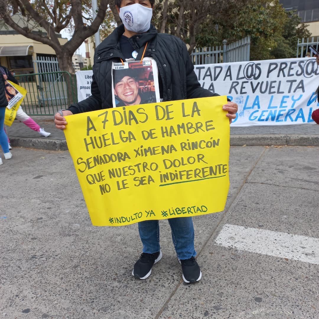 “Familiares de lxs presxs políticxs de la Revuelta afuera del congreso emplazando a la clase política para q fije 1 fecha d votación para el proyecto de Ley de indulto general. 
A 7 días de la huelga de hambre de las familias de los presos…” <a href="/Gapp_DDHH/">GAPP</a> <a href="/OFAPP1/">OFAPP</a> <a href="/LibertadConDig1/">Grupo de Iniciativas</a>
