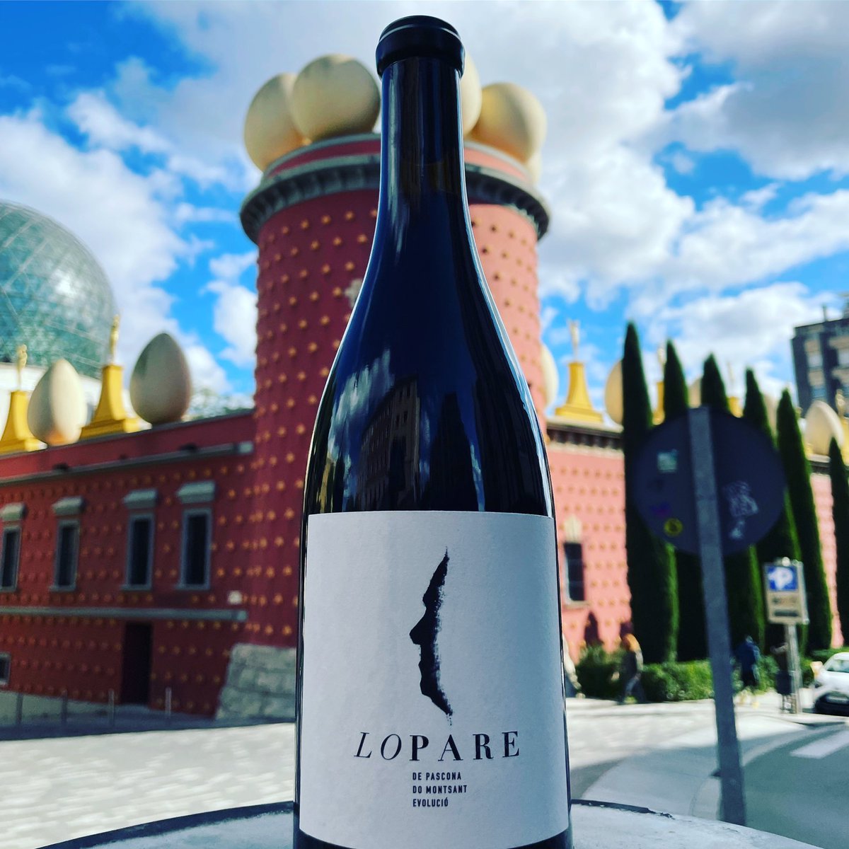 PasconaMontsant's tweet photo. #lopare de #pascona arriba a #figueres #museudali #cellerpascona @domontsant @vinsvidart #vesaperelsteusomnis #30anyspasconitzant #salutivi💪🍷 https://t.co/aEg95kViFV