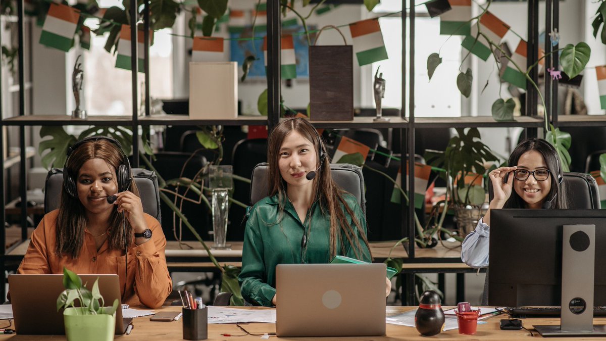 LCA_CC's tweet photo. 👉 El telemarketing, genera muchas y diferentes opiniones, ya que lo que desea la empresa, no siempre es lo que le gusta o necesita el cliente.

✔ En nuestras #RedesSociales os contamos los pros de hacer llamadas a los clientes. https://t.co/xgjzyvJ533