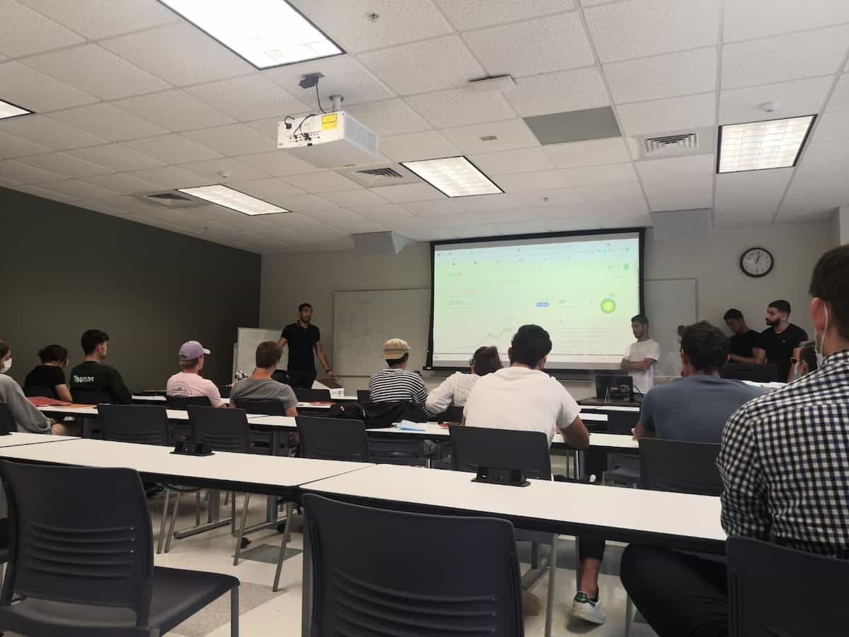 SKEMA_BS's tweet photo. Les étudiants #SKEMAusa bénéficient désormais d'une association de finance sur le campus. "SKEMA USA Finance Club", créée par un groupe d'étudiants du @SKEMA_MSc FMI, a pour but de responsabiliser, connecter et guider les étudiants sur la finance. https://t.co/2RNbRn2J8f #SKEMA https://t.co/dvVJk1yCkl