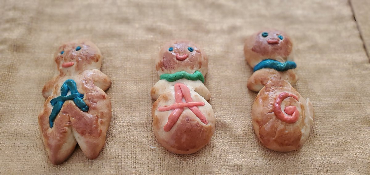 Día de los difuntos. A day to remember our family and friends who are not with us anymore. A day to celebrate their lives. Back home we prepare a meal called colada morada and guaguas de pan (picture below) #DiaDeLosMuertos #traditions @VizarroAlex <a href="/KariScarlett/">Kari Scarlett</a> <a href="/AaronSpink_TD/">Aaron Spink</a>