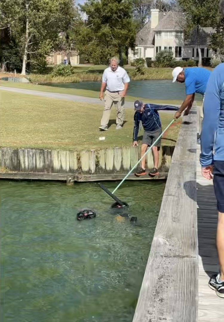 GolfweekNichols's tweet image. Unflappable Maryland golfer goes on birdie spree after push cart rolls into lake during college event

golfweek.usatoday.com/2021/11/01/col…