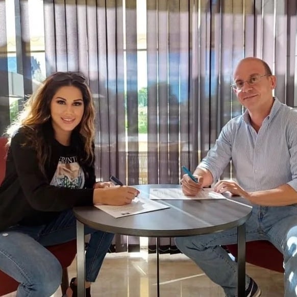 KalmaMusic's tweet photo. @Tamara_online tras 22 años de carrera musical en los que ha acumulado 4 nominaciones a los #GrammysLatinos,ganando el Premio de la Música y el #Ondas, y ha alcanzado 21 discos de platino, 4 de Oro y Doble de Diamante, firma con #KalmaMusic.
Próximo lanzamiento "MUERO POR VERTE". https://t.co/1d7CCYugR6