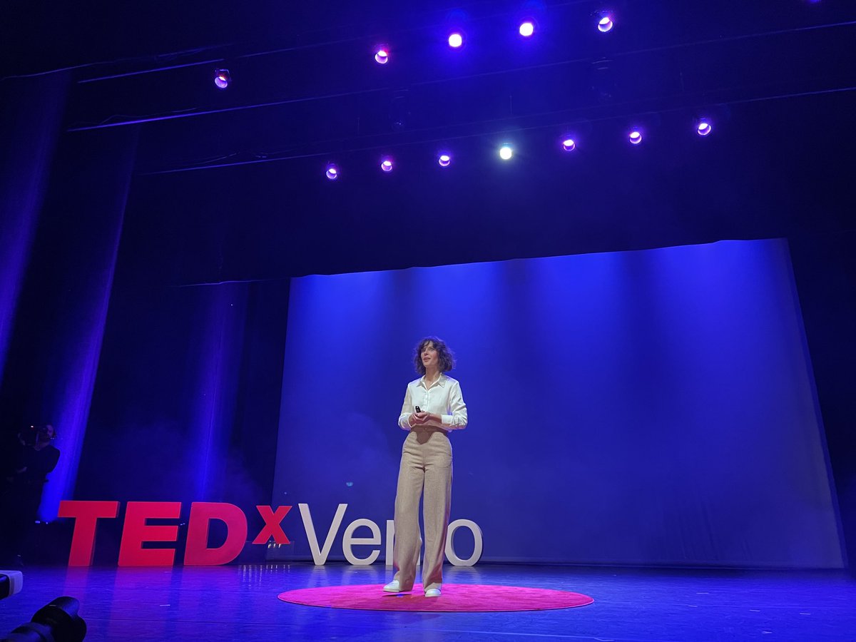 It takes 2 to hug!
So #scientist come out of the closet and people be curious about science and what it makes possible! Than hug and embrace science together.
⁦<a href="/lizacornet/">Liza Cornet</a>⁩ ⁦<a href="/TEDxVenlo/">TEDxVenlo</a>⁩ #poppingbubbles #tedxvenlo ⁦<a href="/MaaspoortVenlo/">Maaspoort</a>⁩ #Venlo #Limburg
