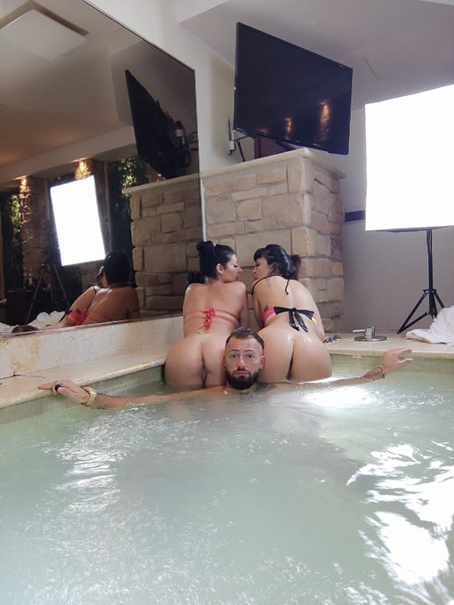 Sto postando sul mio onlyfans https://t.co/dvEKR99C00 volete vedere sto porco come mi scopa 😎@PEsibizionismo<a href="/tag/cosplay"class="tags"><span>#cosplay</span></a>