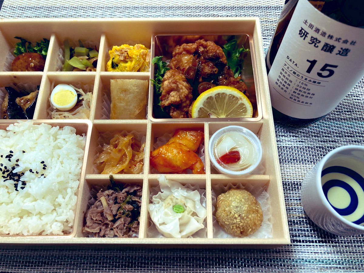 u_feast's tweet photo. 今日は仕事でだいぶ遅くなったので、頂き物の中華神微笑さんのお弁当で軽く晩酌
最近中華にはビールよりも土田酒造さんの旨味が欲しくなります
今日は残っていた研究醸造 #DATA15 を
明日は午前中仕事ですが、昼から友人と食事なのでほどほどにしておきます
みなさん、乾杯です
#お弁当
#晩酌
#乾杯 https://t.co/CIaMiZdRY7