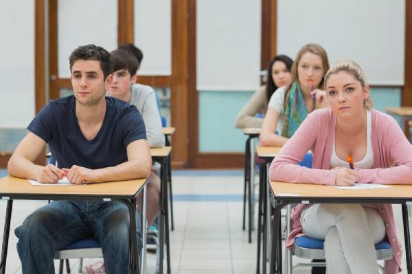 Am sitting an exam. школьники сша. Sit an exam pass an exam разница. студентка на экзамене. Digital sat exam.