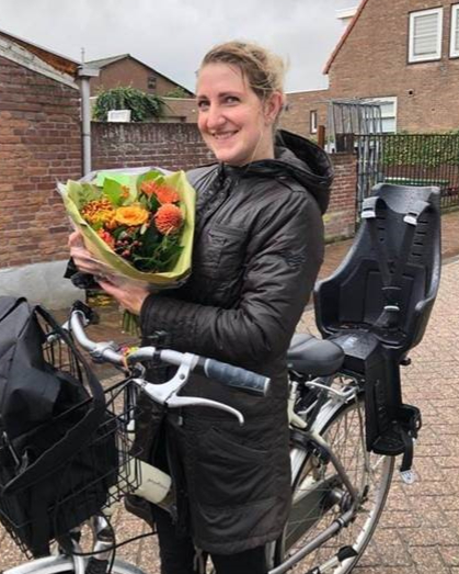 Weer of geen weer, onze thuiszorgtoppers staan altijd klaar voor de cliënten. Zo fietste Anita een half uur door de regen! 🌧️ Dan heb je hart voor je werk 💜 Als bedankje voor haar inzet de afgelopen tijd kreeg ze een bosje bloemen 💐

#warmhart #thuiszorg #Tzorg