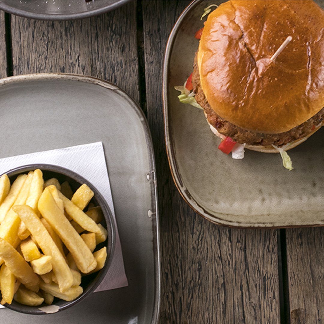 ✋Stop scrolling! 🚨This is your sign to get yourself down to the Camden Exchange for not only some tasty drinks BUT also some tasty burgers! 🍔🤤

Choose between our Classic Irish 8oz Beef Burger OR our Crispy Buttermilk Chicken both served with Piri-Piri Fries!🤤