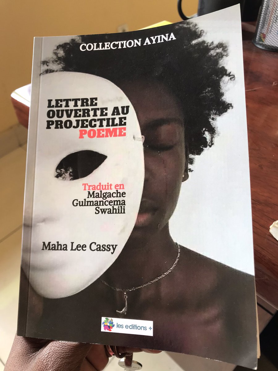 Biassinglaris's tweet photo. Un livre de @MahaLeeCassy, avant de le lire j’ai juste feuilleté des pages et j’ai dis mais c’est quoi ce livre ou les pages sont quasi vide, c’est d’ailleurs ça qui m’a poussé à savoir ce qu’il cachait. Mais après avoir lu, j’ai compris qu’il s’agit de peu pour tout dire. https://t.co/d8IxPUQU8p