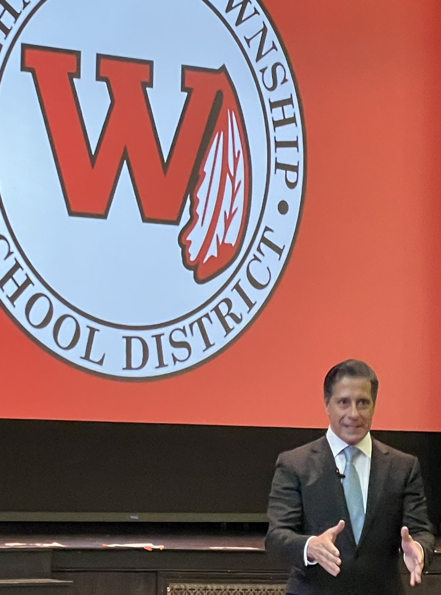 PerryWhs's tweet image. Great kickoff keynote by @MiamiSup #WeeLearn #WeeWork