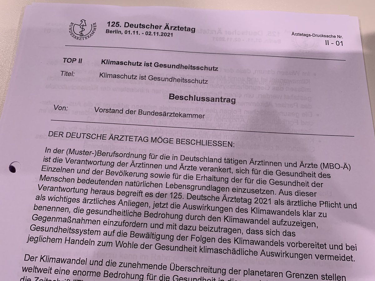 BAEKaktuell's tweet photo. 125. Deutscher Ärztetag nimmt Antrag des Vorstands „Klimaschutz ist Gesundheitsschutz“ mit überwältigender Mehrheit an. #daet2021 https://t.co/Bd9V2BXeu2