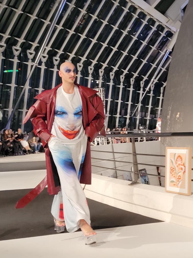 Eduardo Jairycovich se estrena como nuevo miembro de la familia JVV con su presencia en 2 desfiles de la nueva edición de <a href="/clecff/">CLEC Fashion Festival</a>. Eduardo Navarrete y Yvan Andreu le eligieron para lucir sus modelos👕 #JVVPeople #JVVComunicacion👉🏼para info o contratación, visítanos y escríbenos👈🏼