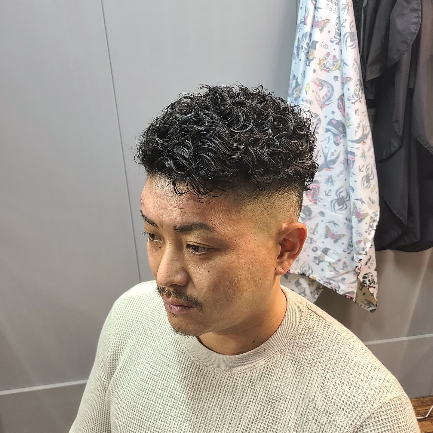 Twitter 上的 Hillbilly Cat Toshi スキンフェードなツーブロックのショートパーマ ツーブロック スキンフェード 木更津床屋 木更津美容室 メンズパーマ 君津床屋 メンズ髪型 君津美容室 メンズショート 刈り上げ ヘアーアレンジ 富津美容室 散髪屋