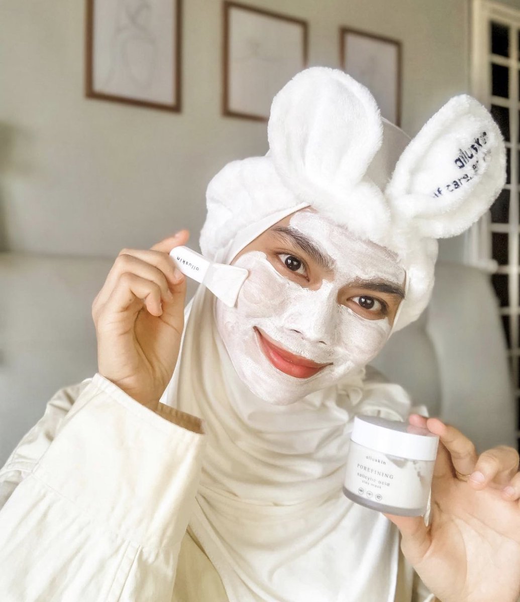 draenbebel's tweet photo. Bunny headbands sebab yelah nak #GetClayed, taknakla kena rambut ke kan. Kang jadi messy. So, bunny headbands ni pusing 2 kali sampai nampak telinga bunny. Then teruskan pakai clay mask dengan spatula! Tak perlu cari spatula lain dah.

Photo: @nawwalnuha https://t.co/nNsjksOVJ3
