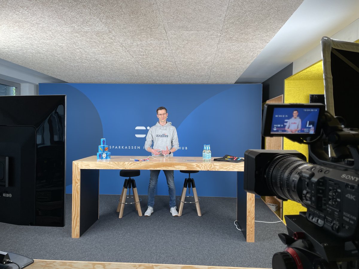 wallis_portal's tweet photo. Jetzt im Livestream auf dem neuen, digitalen #fiforum21: Unser Thomas R., Business Developer bei wallis mit seiner Keynote "#Open Banking – neu gedacht mit wallis". Und so sieht das aus der "behind the scenes"-Perspektive aus. 🚀 https://t.co/7Upjm89xSj https://t.co/W4ttlkRVV3