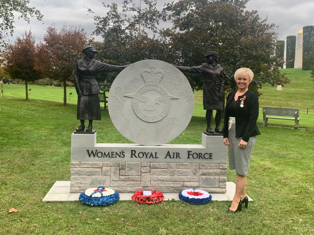 XForces's tweet image. Ever wondered what XFE Ambassadors do, when they&apos;re not running companies and supporting other business-owners? Here&apos;s @KarenMTracey at the long-awaited unveiling of the #WRAF Memorial at the @Nat_Mem_Arb, a project driven by Karen&apos;s fellow @RoyalAirForce veteran Sylvia Walker ⬇️