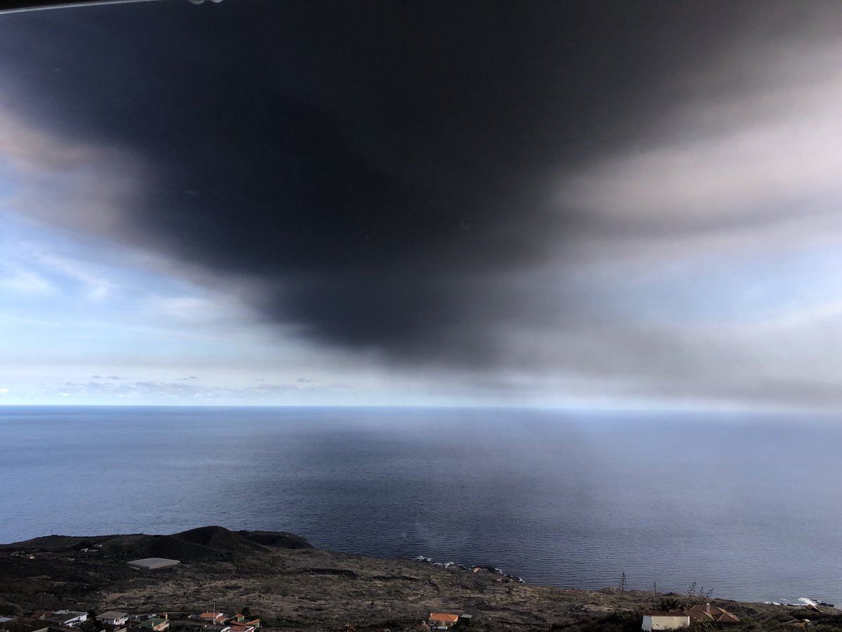 Breakwater_93's tweet photo. Ash Precipitation on the east side of La Palma #volcano #LaPalma #CanaryIslands #ceniza https://t.co/xK3tXzRo6b