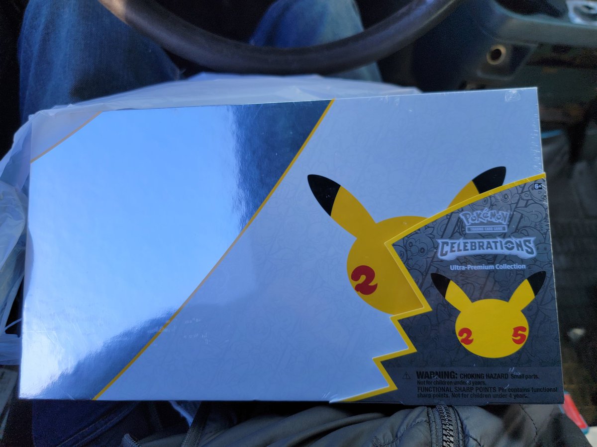 DC2_Orlando's tweet image. Just picked up in store from @Walmart

😱😱😱😱😱😱

#pokemoncelebrations #UltraPremiumCollection #UPC
