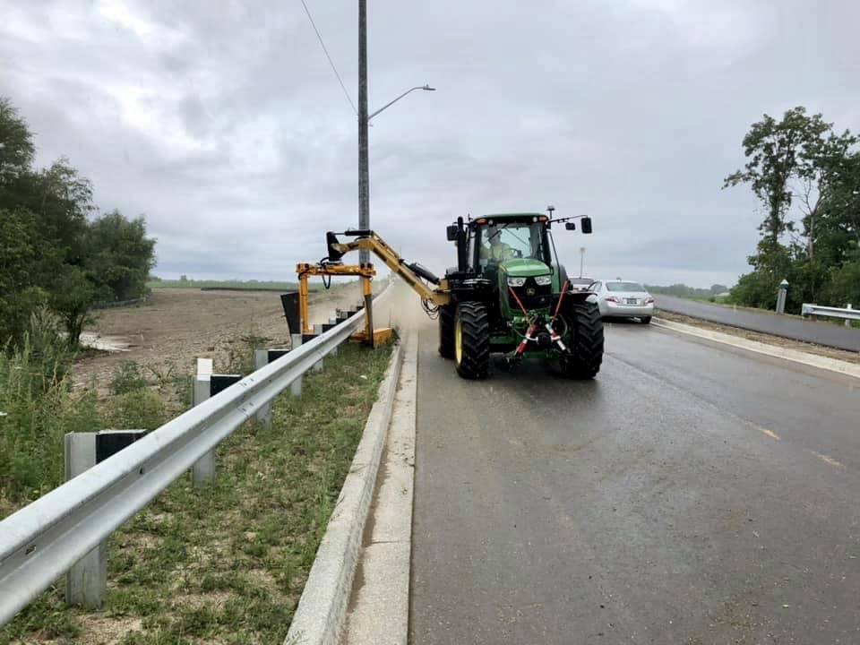 colvoyequipment's tweet photo. Have you heard about the @HerderINTL #GuideRail Mower?
This mower was designed to mow under barriers and around the barrier posts! It has 2 independent discs that fold away if there are any obstacles.
If you want to mow & remove in one run, you can equip it with a suction set! https://t.co/8LuDA9W1T8