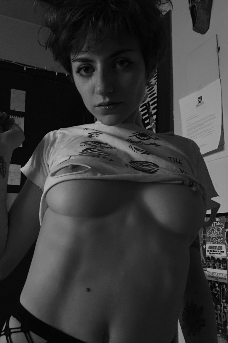 lilly_versaut tweet picture