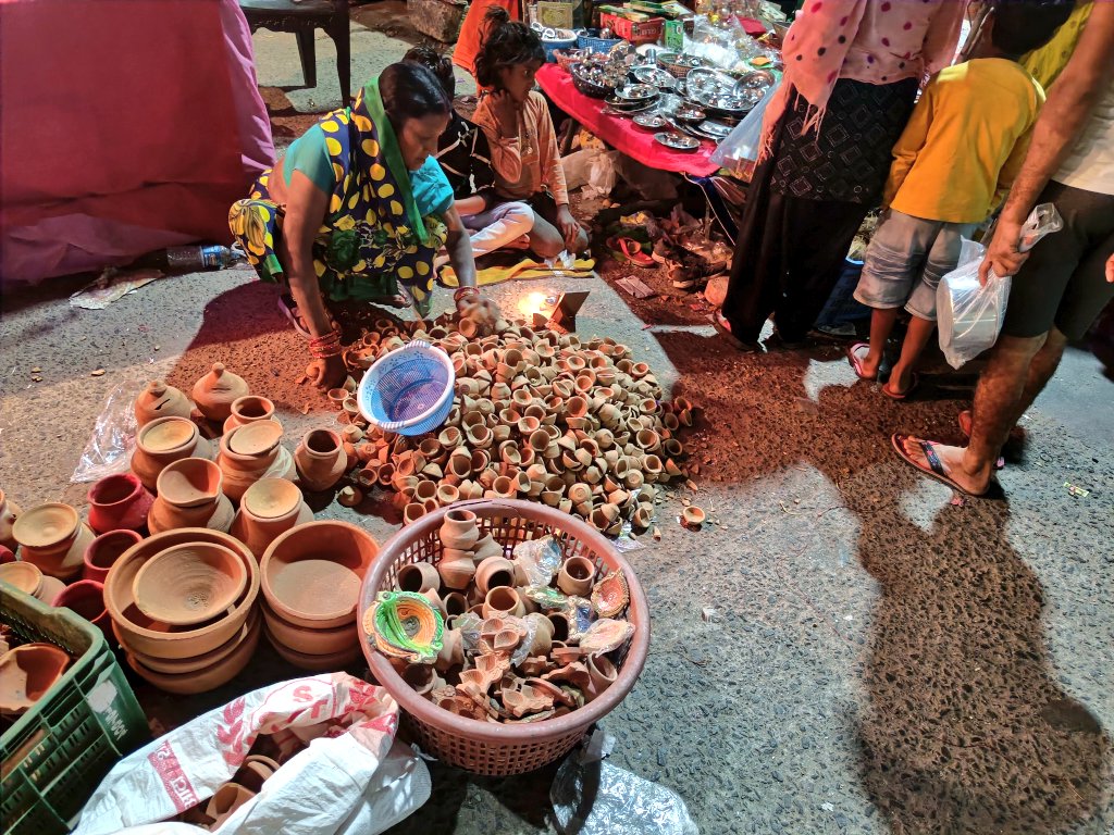 Please go and buy from these local vendors
Let's Make this Diwali a Happy one for them also
#Diwali 
#Dhanteras2021 
#Vocal4Local 
#NariSeKharidari