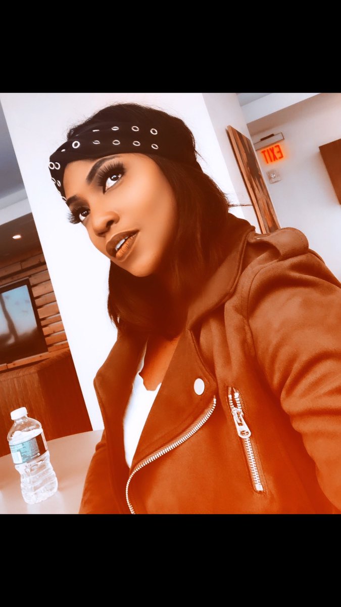 Irenentale's tweet photo. Happy November. Be kind 🌻 https://t.co/2oUQ9GFEFe