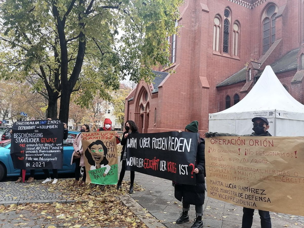 letsdefendcol's tweet photo. Marta Lucía Ramirez, estuvo hace unos minutos en la Fundación Ciencia y Política en Berlín. No tuvimos acceso al evento, pero sabemos que vino a hablar de democracia y paz. Acompañamos desde las calle su visita e hicimos saber a l*s presentes que #RamirezMiente #RamirezLügt https://t.co/qUPrSOoST0