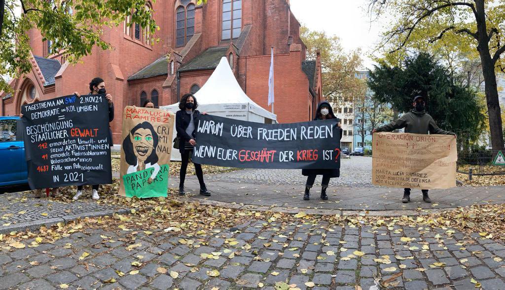 letsdefendcol's tweet photo. Marta Lucía Ramirez, estuvo hace unos minutos en la Fundación Ciencia y Política en Berlín. No tuvimos acceso al evento, pero sabemos que vino a hablar de democracia y paz. Acompañamos desde las calle su visita e hicimos saber a l*s presentes que #RamirezMiente #RamirezLügt https://t.co/qUPrSOoST0